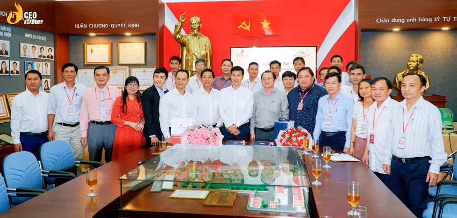 Buổi lễ ký hết hợp tác giữa Trường Doanh nhân CEO Việt Nam và CĐ Lý Tự Trọng đã diễn ra thành công tốt đẹp