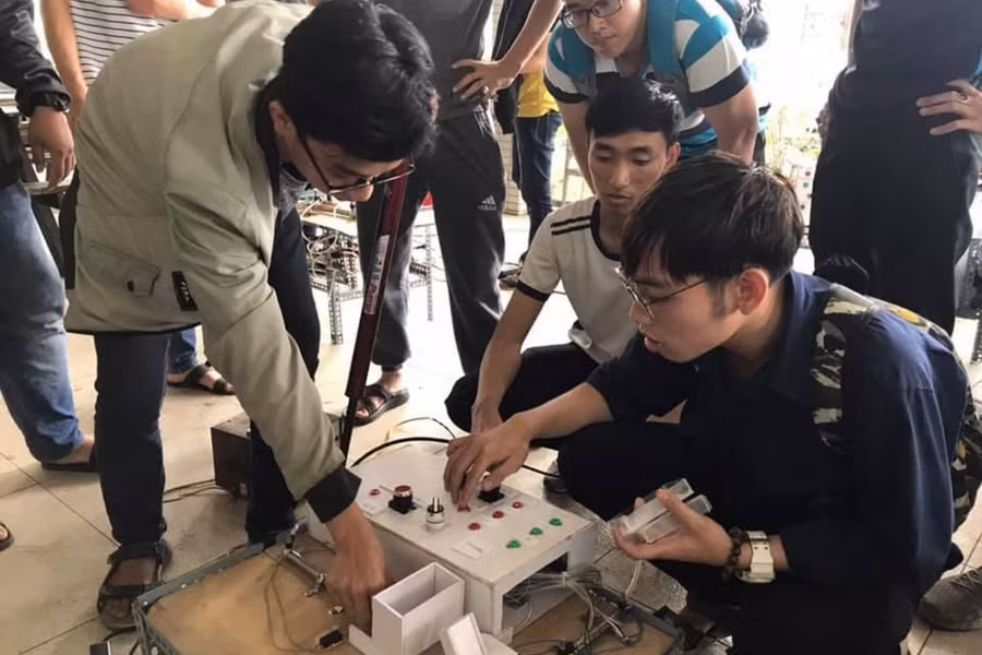 SV Trường ĐH Sư phạm Kỹ thuật TPHCM thực hành làm robot. Ảnh: TG
