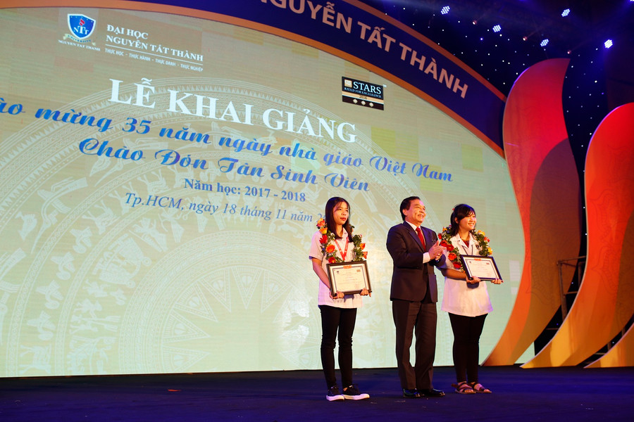 PGS.TS Nguyễn Mạnh Hùng trao học bổng toàn phần cho 2 thủ khoa đầu vào