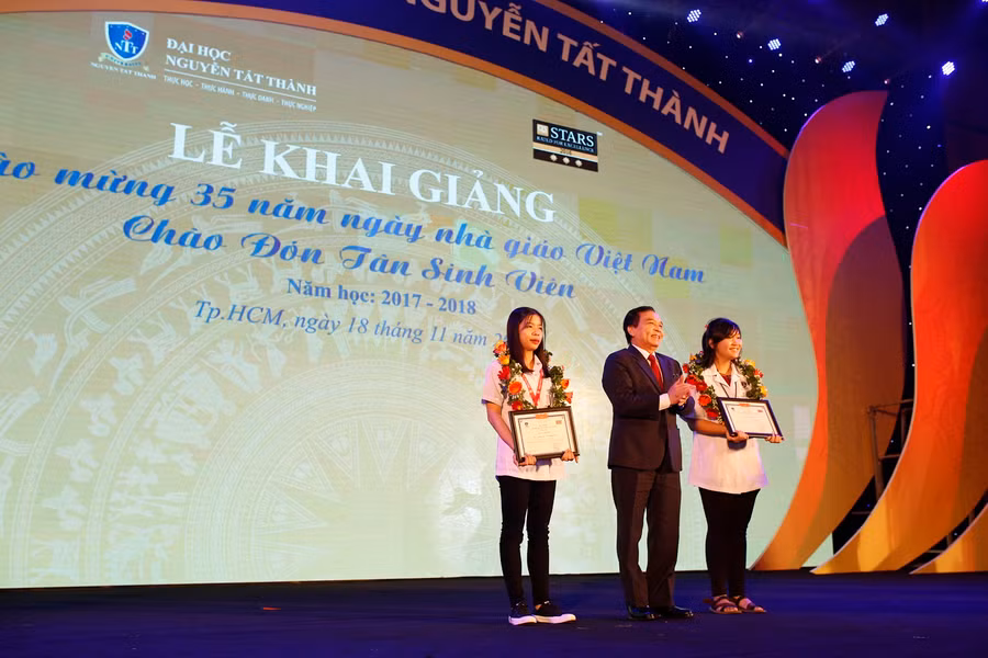 PGS.TS Nguyễn Mạnh Hùng trao học bổng toàn phần cho 2 thủ khoa đầu vào