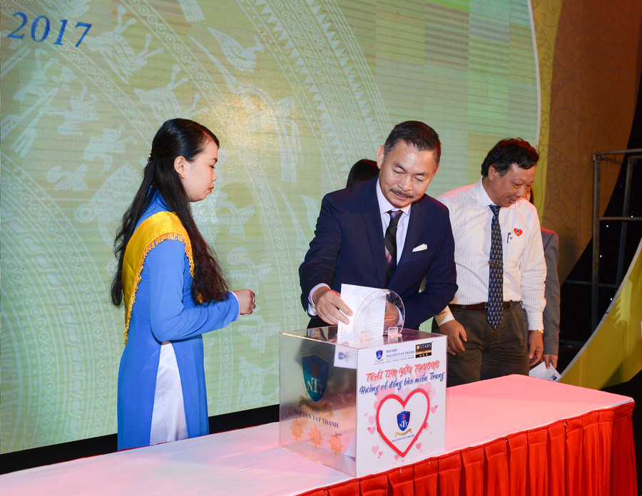 Ban giám hiệu, cán bộ, giảng viên nhà trường chung tay góp sức ủng hộ đồng bào bị thiên tai ở miền Trung và Tây Nguyên