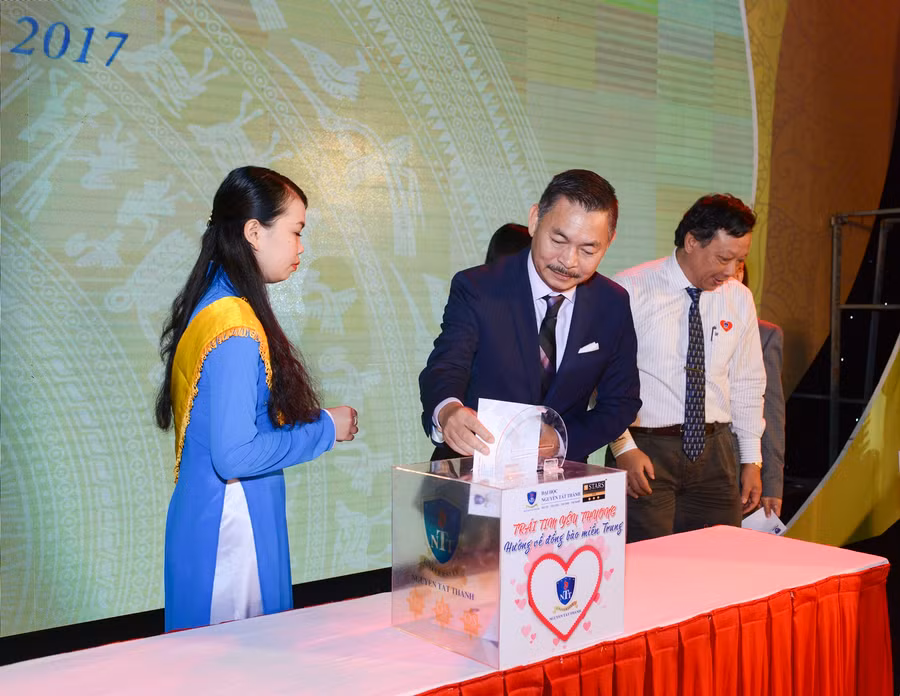 Ban giám hiệu, cán bộ, giảng viên nhà trường chung tay góp sức ủng hộ đồng bào bị thiên tai ở miền Trung và Tây Nguyên