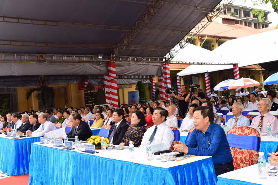 Lãnh đạo Thành ủy, UBND TPHCM tại lễ kỉ niệm 45 năm thành lập trường