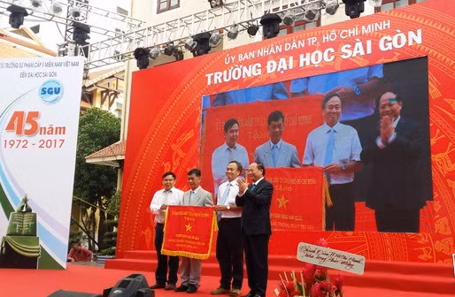 Lãnh đạo Thành ủy, UBND TPHCM tặng cờ thi đua cho Trường ĐH Sài Gòn