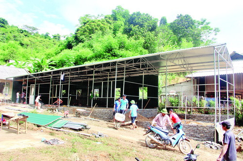 Khu phòng học lắp ghép cho con em bản Son, Sa Ná học tạm