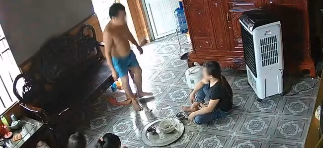 Mâu thuẫn cãi nhau, chồng đập chén vào mâm cơm dằn mặt vợ trước mặt 3 đứa trẻ khiến nhiều chị em xót xa-3