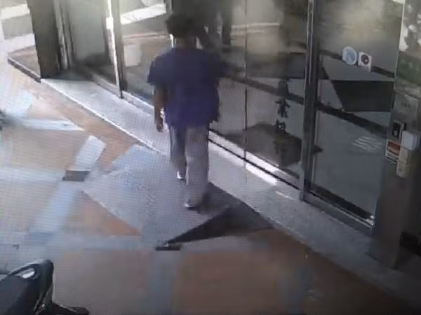 Người đàn ông xông vào ngân hàng nói tôi muốn cướp tiền còn giục báo cảnh sát và lý do kỳ quặc khiến ai cũng lắc đầu ngao ngán ảnh 1