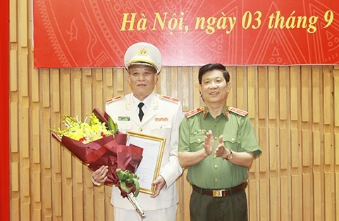 Thứ trưởng Nguyễn Văn Sơn trao quyết định và chúc mừng Thiếu tướng Nguyễn Khắc Thủy, tân Cục trưởng Cục Y tế.