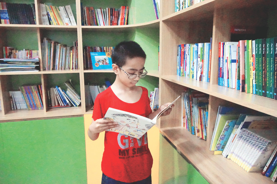 Cậu bé Nguyễn Bá Duy 14 tuổi bị mắc bệnh suy tủy luôn khao khát được tới trường. Em ước mơ trở thành bác sĩ để chữa bệnh cho mọi người. Những lúc không phải truyền dịch Duy thích đọc sách tại thư viện của khoa