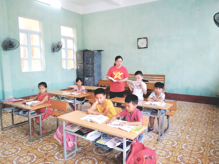 Cô Vũ Thị Hà dạy học trò những bài học đầu tiên. Cô Vũ Thị Hà dạy học trò những bài học đầu tiên.