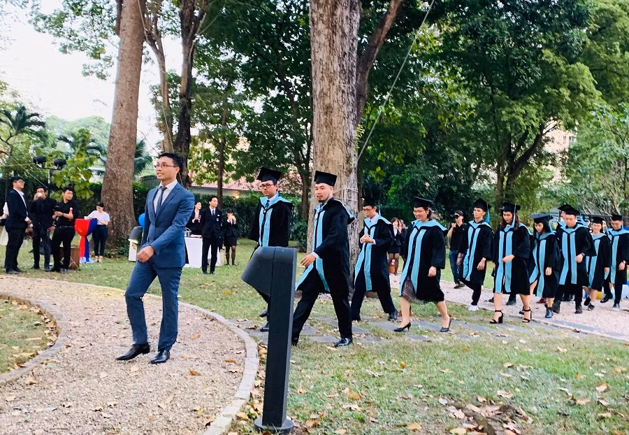 Các sinh viên chương trình Vatel của HSU đang tiến lên lễ đài đón nhận bằng tốt nghiệp