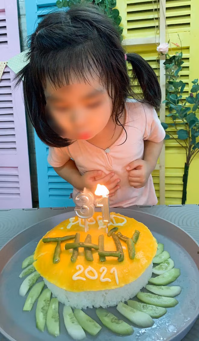 Chiếc bánh sinh nhật có 1-0-2 khiến dân tình phát sốt.