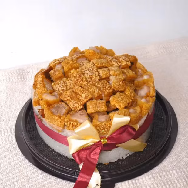 Chiếc bánh với ngập ngụa topping thịt heo quay da giòn này có khiến bạn thòm thèm?