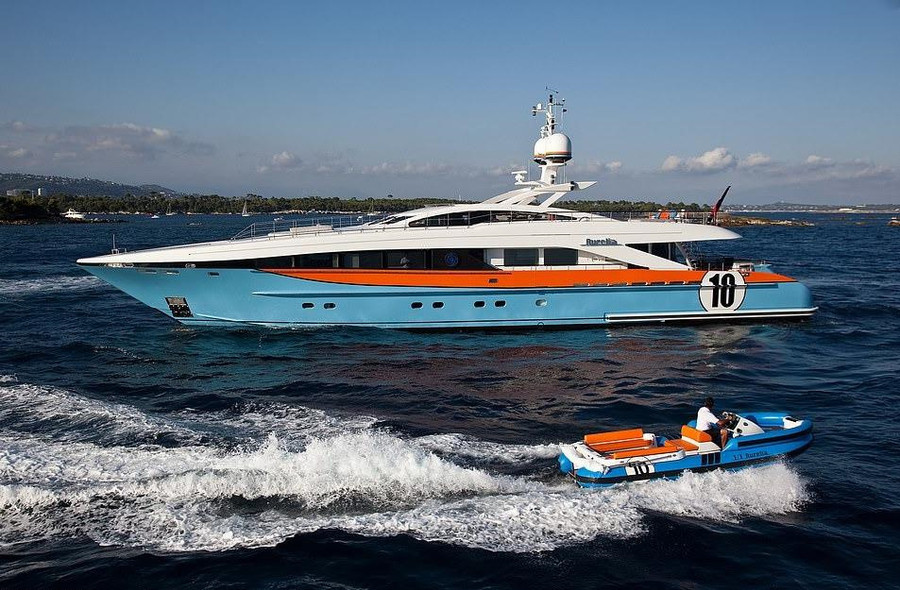 Aurelia (từ 115.000 USD): Màu sắc và nội thất thiết kế của Aurelia cho thấy chủ sở hữu của siêu du thuyền có niềm đam mê với xe thể thao và đua xe. Con tàu có sức chứa 8 du khách với 4 phòng đôi và thêm 6 người trong phi hành đoàn.Cầu trượt khổng lồ trên chiếc thuyền là điểm nhấn thu hút du khách lựa chọn chuyến thưởng ngoạn. Noi that xa xi ben trong 5 sieu du thuyen phuc vu hoi nha giau hinh anh 6