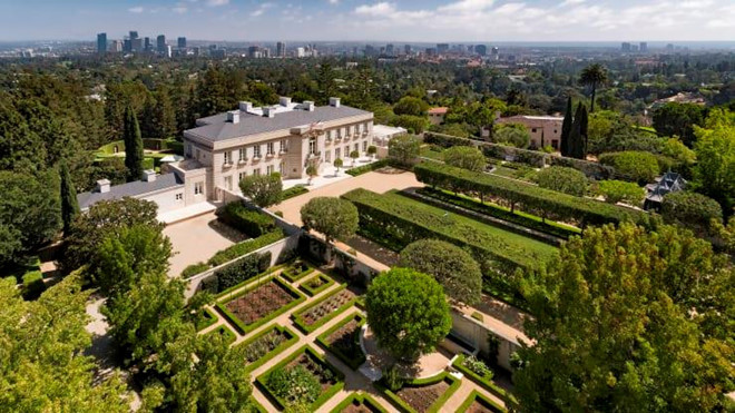 Căn biệt thự, với tên gọi Chartwell Estate, mang dáng vẻ thanh lịch, cổ điển từ phong cách Pháp. 