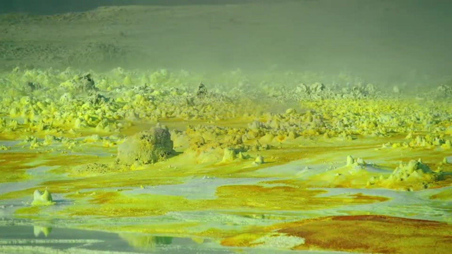 Mặc dù là vùng đất khắc nghiệt trên Trái Đất, vẻ đẹp mê hoặc của nơi đây vẫn thu hút du khách ghé tới khám phá, chiêm ngưỡng. Bridget Thackwray, du khách đến từ New Zealand chia sẻ: "Càng tiến lại gần hồ, khói lưu huỳnh như đốt cháy phổi khi tôi thở. Trải nghiệm dạo bộ ở đây thật sựkhó chịu. Trong khi đó, những cơn gió nóng liên tục thổi mang theo nhiều khói lưu huỳnh hơn. Cách duy nhất để bớt khó chịu là đứng phía sau những tảng đá". Ảnh: National Geographic. Loat