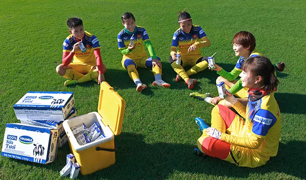 Sản phẩm sữa tươi 100% của Vinamilk được sử dụng tại các buổi tập luyện giúp các cầu thủ có đầy đủ dưỡng chất và năng lượng