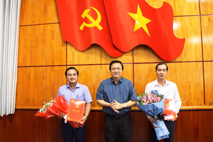 Bí thư Tỉnh ủy Long An Phạm Văn Rạnh trao quyết định và chúc mừng các ông Phạm Xuân Bách và Võ Thanh Phong.