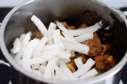 cach-lam-thit-kho-dua-phunutoday-03