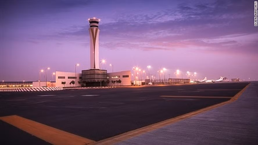 Chi tiet san bay lon nhat the gioi dong cua vo thoi han vi can tien hinh anh 4