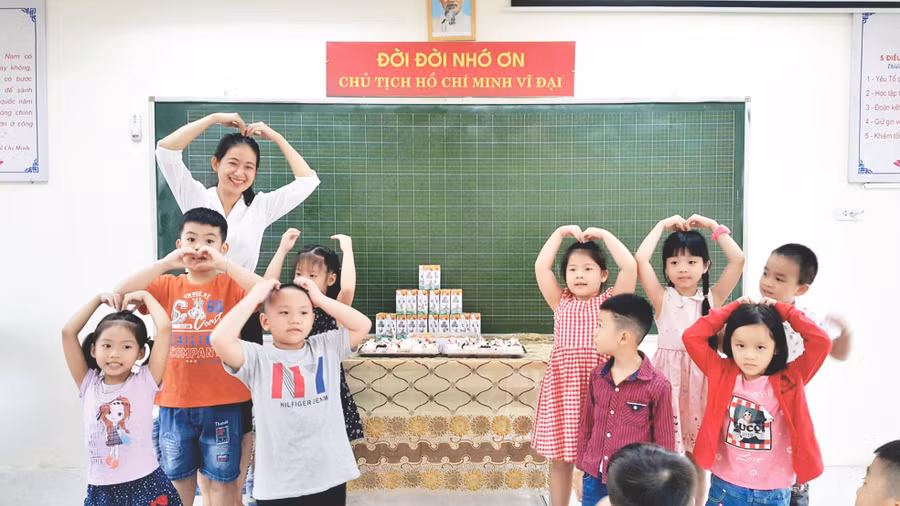 HS lớp 1 Trường Tiểu học Tứ Liên. Ảnh: Vân Anh