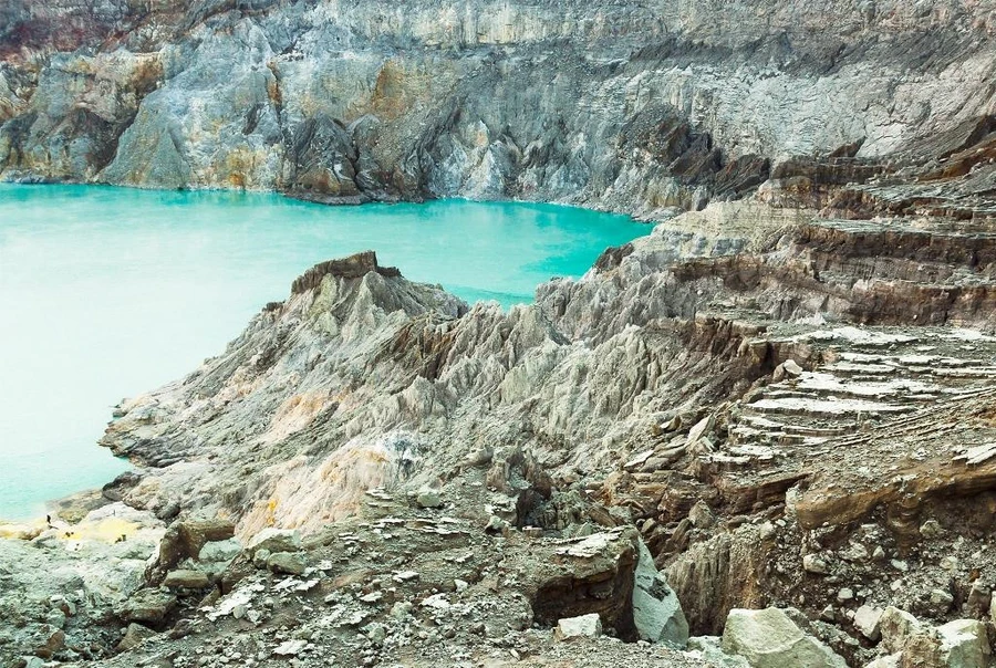 Hồ Kawah Ijen (Indonesia): Thuộc huyện Banyuwangi, Đông Java, Indonesia, hồ Kawah Ijen nằm trên miệng núi lửa cao 2.148m so với mực nước biển. 