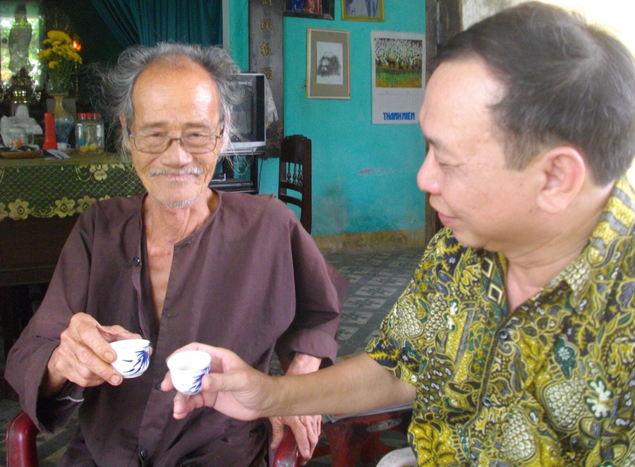 Tác giả với nhà thơ Trần Vàng Sao
