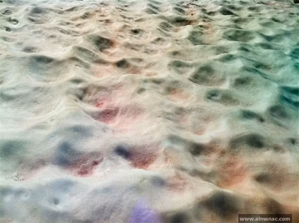 Tuyết nhiều màu: Tháng 02/2007, một trận tuyết đủ màu gồm cam, vàng và xanh lá cây rơi xuống vùng Omsk, Siberia, Nga, cách thủ đô Moscow khoảng 2.200km về hướng đông. Không chỉ có màu sắc kỳ lạ, trận tuyết này còn có mùi rất khó chịu và nhờn nhờn như dầu. Lúc đó có hơn 27.000 người sống ở khu vực này nhưng không ai gặp vấn đề nào về sức khỏe. Các nhà chức trách chỉ biết cảnh báo người dân không nên dùng tuyết này để làm thức uống và lùa gia súc tránh xa chúng ra.