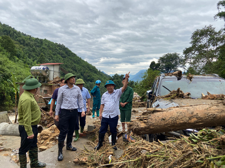 Ông Trịnh Xuân Trường, Chủ tịch UBND tỉnh Lào Cai (đứng giữa) chỉ đạo khắc phục thiên tai tại thị xã Sa Pa. Ông Trịnh Xuân Trường, Chủ tịch UBND tỉnh Lào Cai (đứng giữa) chỉ đạo khắc phục thiên tai tại thị xã Sa Pa.