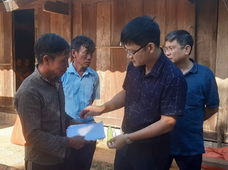 Phòng GD&amp;ĐT huyện Mường Chà thăm hỏi, động viên gia đình 2 học sinh bị đuối nước.