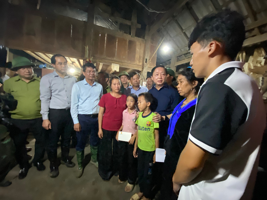 Phó Thủ tướng Trần Hồng Hà đến thăm hỏi, động viên gia đình có người bị nạn tại thôn Nậm Than, xã Liên Minh, thị xã Sa Pa. (Ảnh: Tuấn Nguyễn) Phó Thủ tướng Trần Hồng Hà đến thăm hỏi, động viên gia đình có người bị nạn tại thôn Nậm Than, xã Liên Minh, thị xã Sa Pa. (Ảnh: Tuấn Nguyễn)