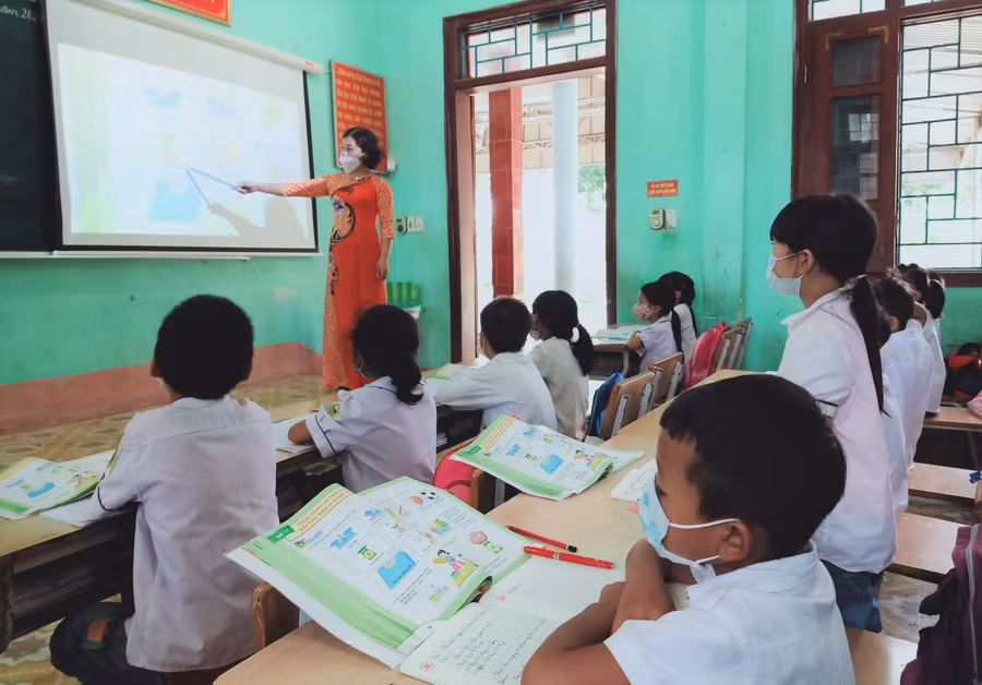 Cô trò trường Tiểu học số 1 xã Thanh Xương, huyện Điện Biên.