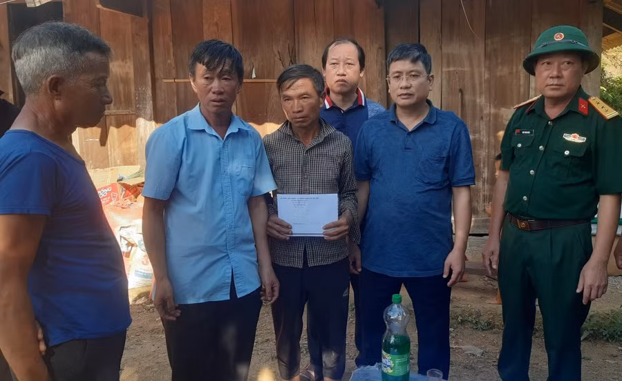 Huyện Mường Chà thăm hỏi, động viên gia đình 2 học sinh lớp 6 bị đuối nước tử vong.