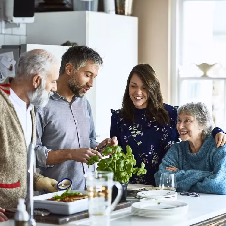Ngay cả khi bạn thích bố mẹ chồng, đôi khi họ vẫn có thể khiến bạn lo lắng. (Ảnh: ITN)