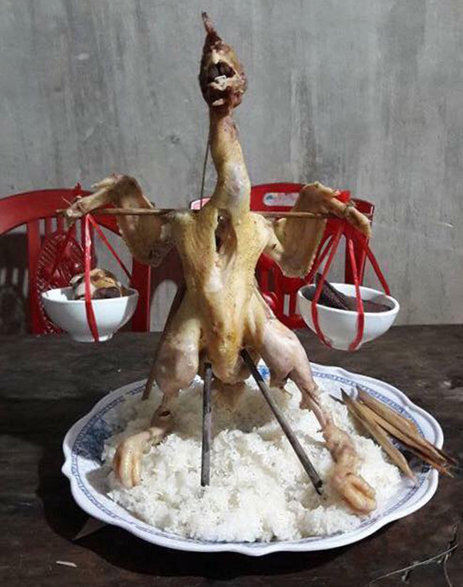 "Gồng gánh" cả cuộc đời trên vai. "Gồng gánh" cả cuộc đời trên vai.