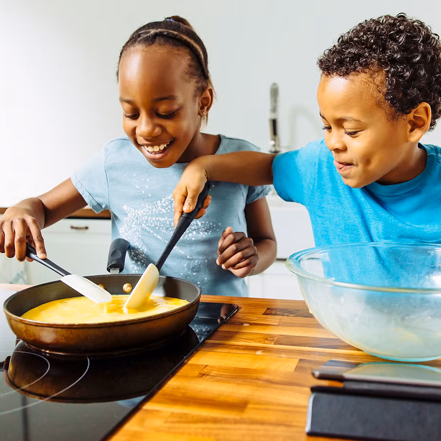 Bạn có thể dạy trẻ 6-8 tuổi một số kỹ năng nấu ăn thực tế. (Ảnh: ITN).