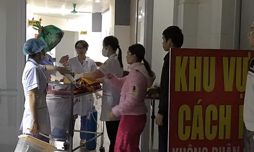 Chiều 20/11, Bệnh viện Sản Nhi Bắc Ninh chuyển một số bé sơ sinh về Hà Nội điều trị. Ảnh: Nam Phương - Vnexprees.net