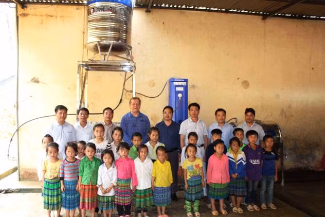 Văn phòng Đại diện Bang Hessen CHLB Đức trao tặng các máy lọc nước sạch tại các trường học vùng sâu vùng xa.