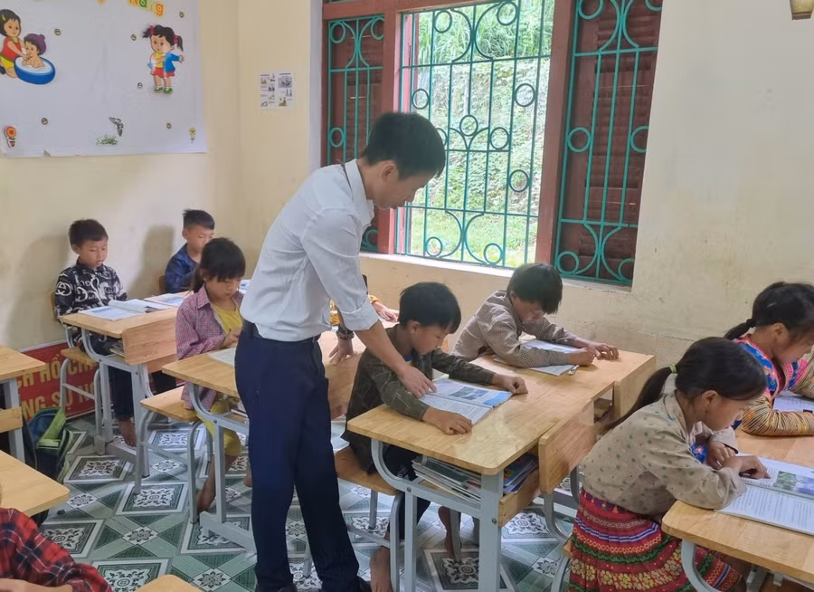 Vượt qua khó khăn, thầy Phương được vinh danh vì những đóng góp cho sự nghiệp giáo dục vùng cao.