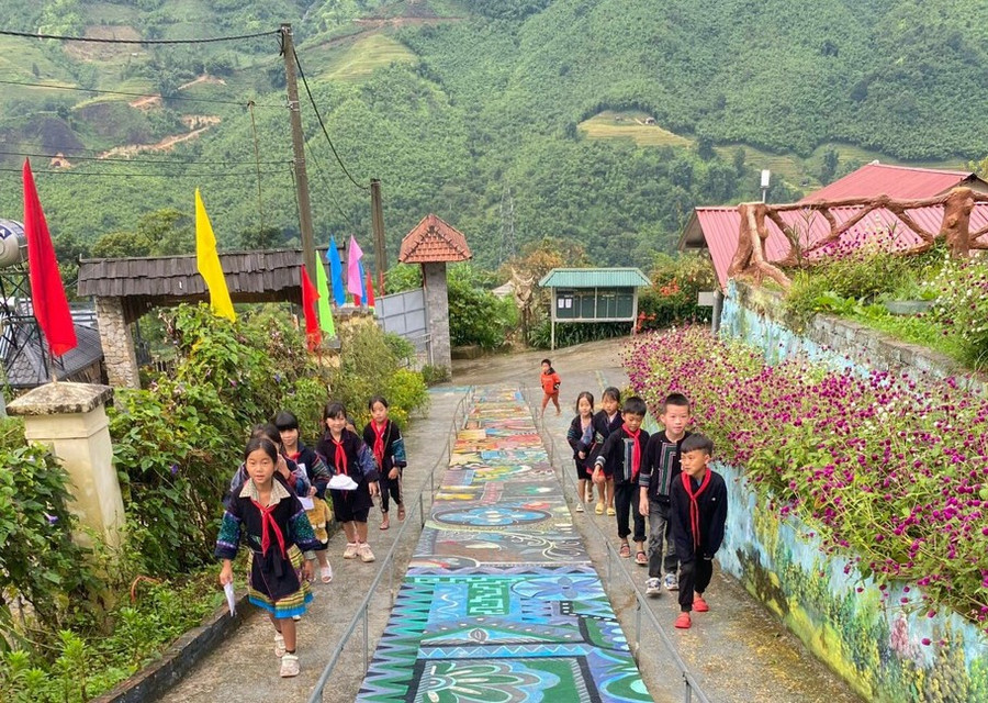 Học sinh trường phổ thông DTBT Tiểu học và THCS Hầu Thào đến trường dự lễ khai giảng. Học sinh trường phổ thông DTBT Tiểu học và THCS Hầu Thào đến trường dự lễ khai giảng.