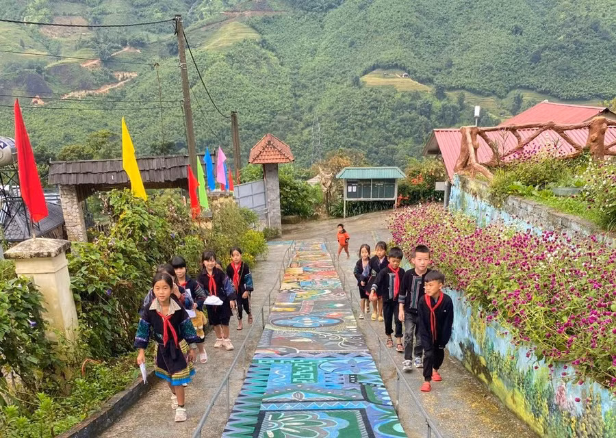 Học sinh trường phổ thông DTBT Tiểu học và THCS Hầu Thào đến trường dự lễ khai giảng.