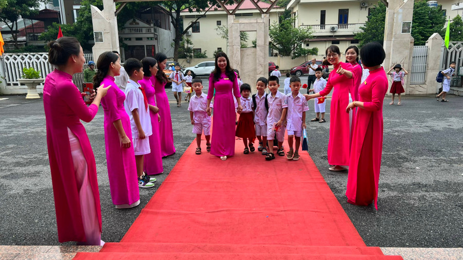 Học sinh trường Tiểu học Nguyễn Du, Thành phố Lào Cai được giáo viên đón vào trường. Học sinh trường Tiểu học Nguyễn Du, Thành phố Lào Cai được giáo viên đón vào trường.