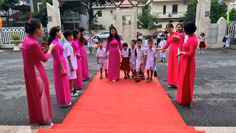 Học sinh trường Tiểu học Nguyễn Du, Thành phố Lào Cai được giáo viên đón vào trường.