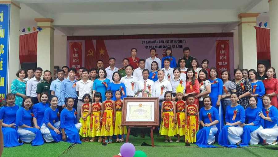 Trường Mầm non xã Ka Lăng được trao Chứng nhận trường Đạt chuẩn quốc gia mức độ 1. Trường Mầm non xã Ka Lăng được trao Chứng nhận trường Đạt chuẩn quốc gia mức độ 1.