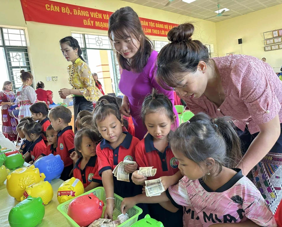 Các cơ sở giáo dục "mổ lợn" tiết kiệm nhân ngày khai giảng năm học mới. 