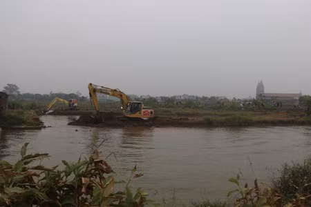 Sau lễ khởi công “chui”, máy xúc tiến hành thi công dự án xây dựng nhà máy xử lý nước sạch xã Hải Minh. Ảnh: haihau.namdinh.gov.vn