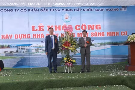 Ông Mai Văn Quyết - Giám đốc Sở Kế hoạch và Đầu tư Nam Định (trước đó là Bí thư huyện ủy Hải Hậu) phát biểu và tặng hoa tại lễ khởi công “chui”dự án xây dựng nhà máy xử lý nước sạch xã Hải Minh. Ảnh:haihau.namdinh.gov.vn