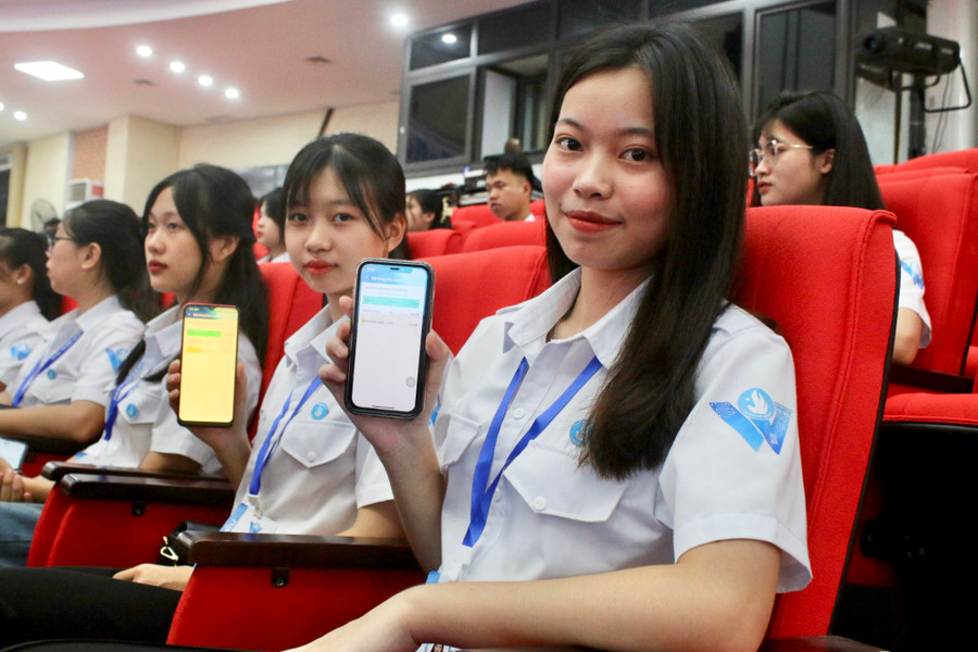 Các đại biểu dự Đại hội biểu quyết bằng Ứng dụng Đại hội Sinh viên trên điện thoại thông minh. Các đại biểu dự Đại hội biểu quyết bằng Ứng dụng Đại hội Sinh viên trên điện thoại thông minh.