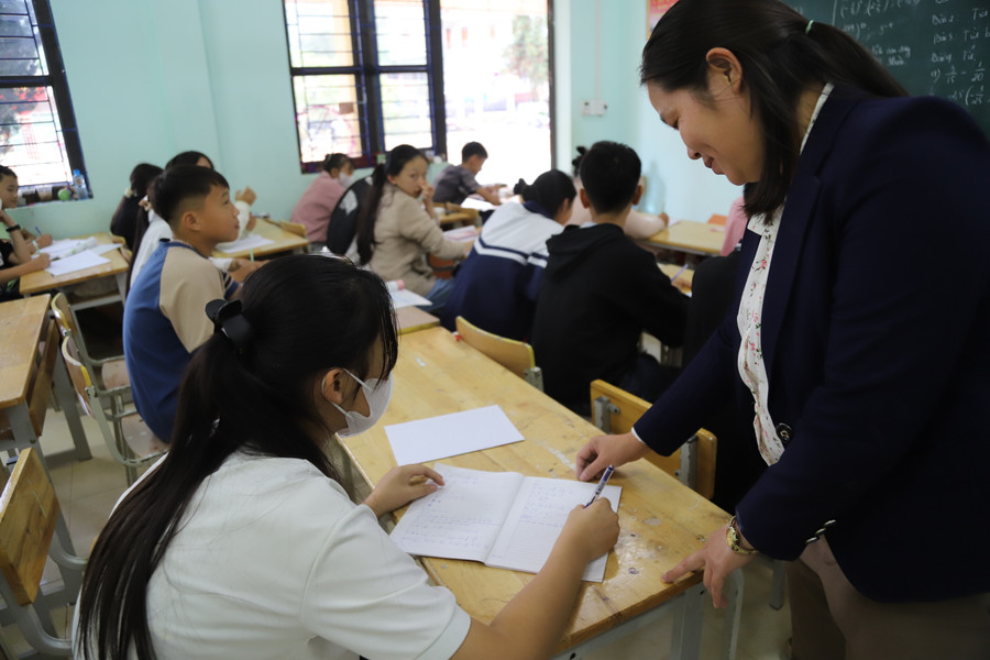 Một tiết học của cô và trò trường THCS Đồng Văn, huyện Đồng Văn, Hà Giang. Một tiết học của cô và trò trường THCS Đồng Văn, huyện Đồng Văn, Hà Giang.