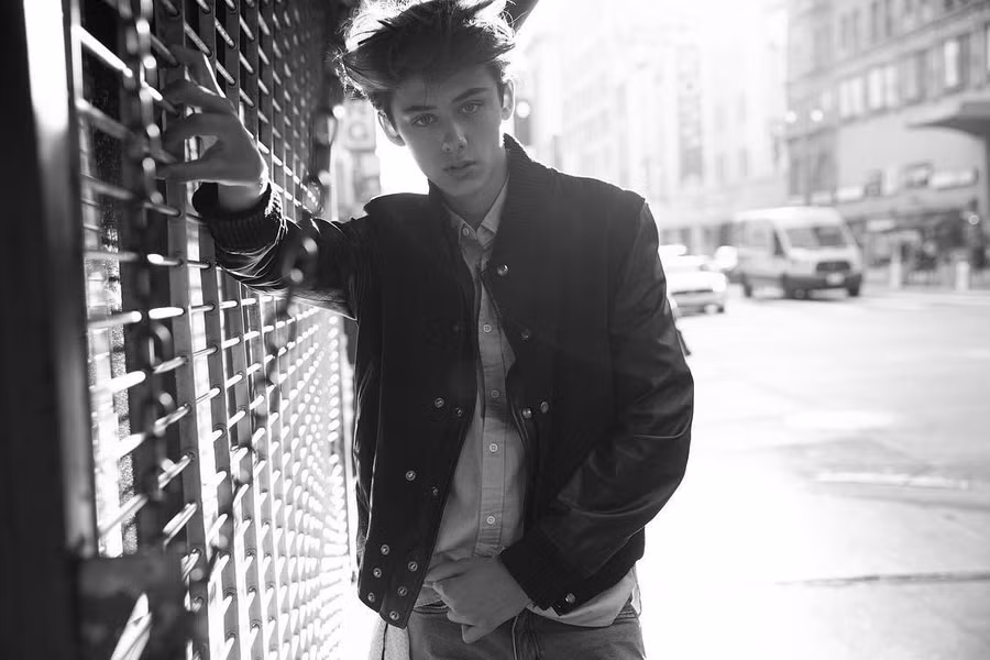 Nhan sắc mê hoặc của cậu bé đẹp trai nhất thế giới năm nào 